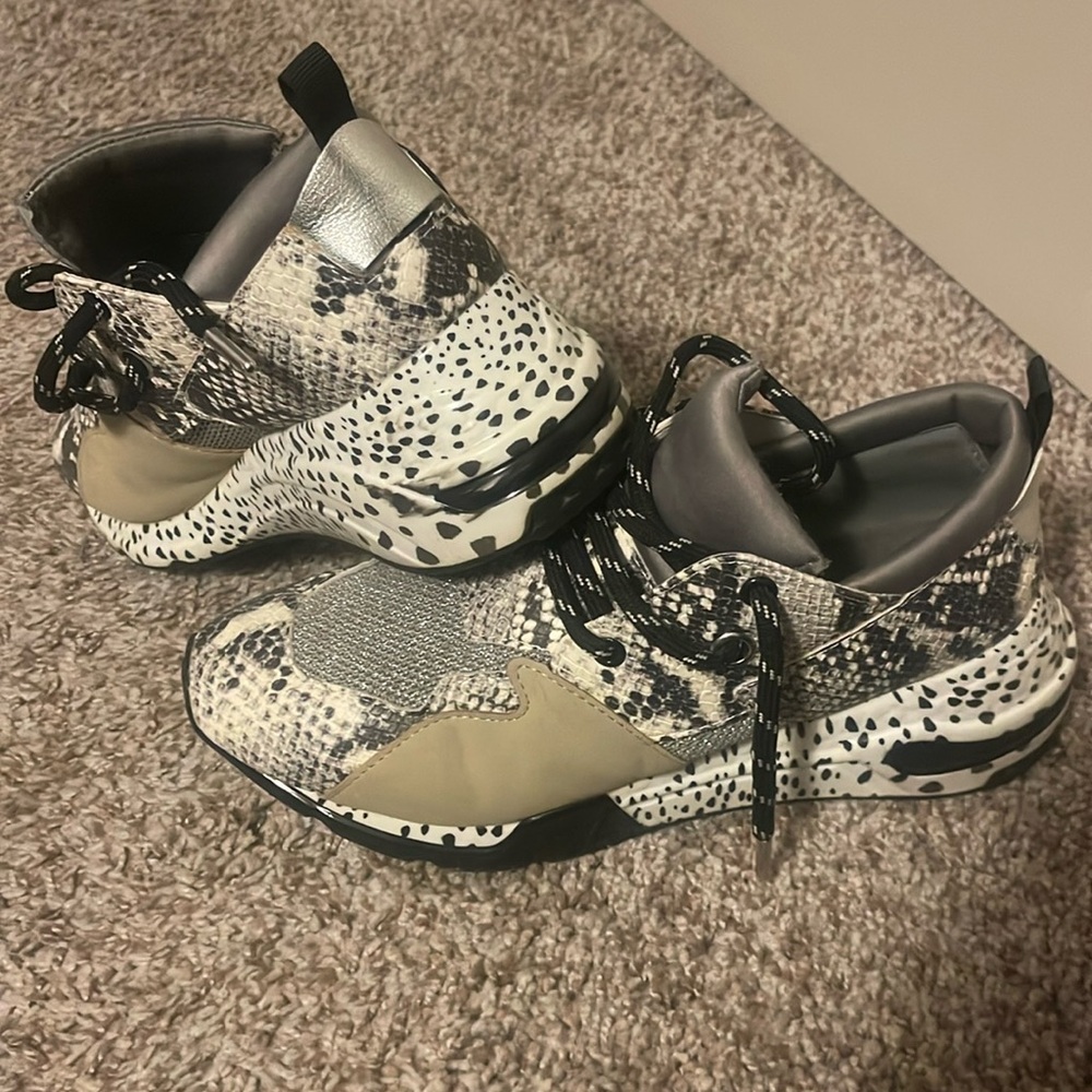 Steve Madden tennis shoes - crock/snow leopard: size 9
